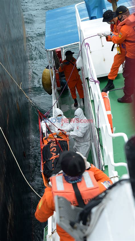 Foto Tim Sar Evakuasi Jenazah Abk Tanker Asal Filipina Di Laut Aceh