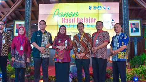 Bupati Demak MembukaLokakarya Festival Panen Hasil Belajar