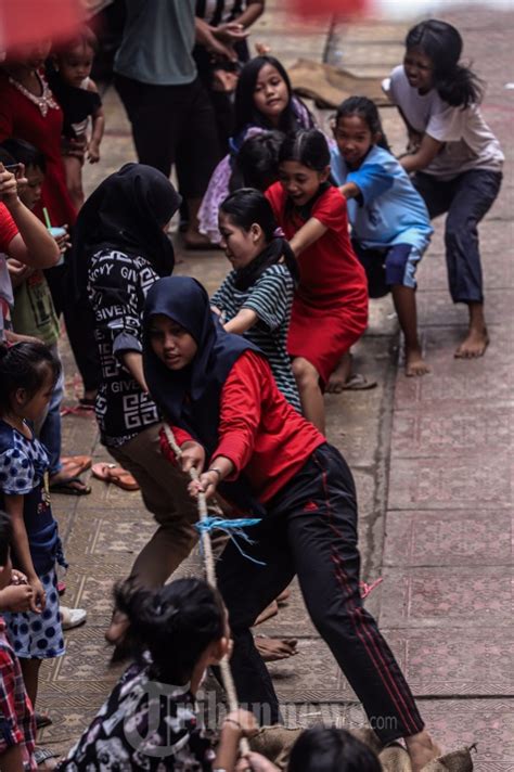 Lomba Tarik Tambang Peringati Hut Ri Ke Foto