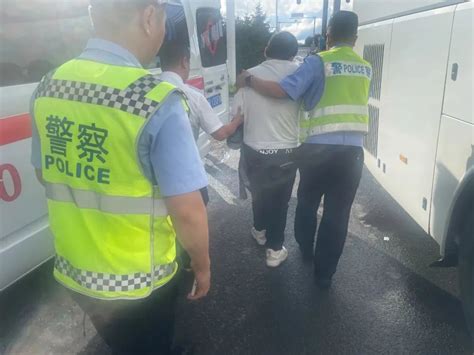 他突发疾病，高速交警多方联动紧急救援 警民连心澎湃号·政务澎湃新闻 The Paper