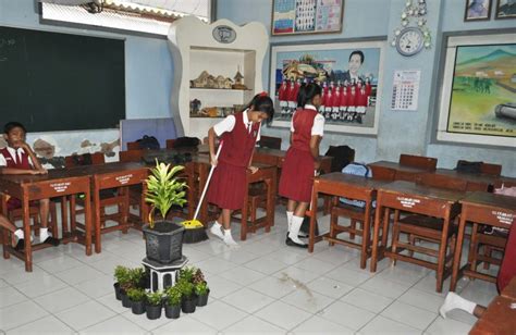 Manfaat Besar Piket Sekolah Karyawan Sekolah