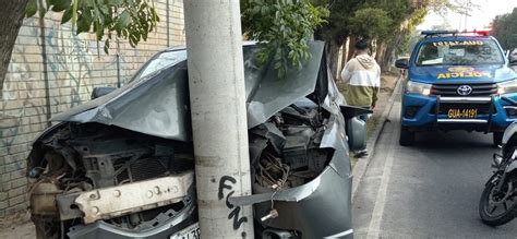 Vehículo colisiona contra un poste en la calzada Atanasio Tzul Radio