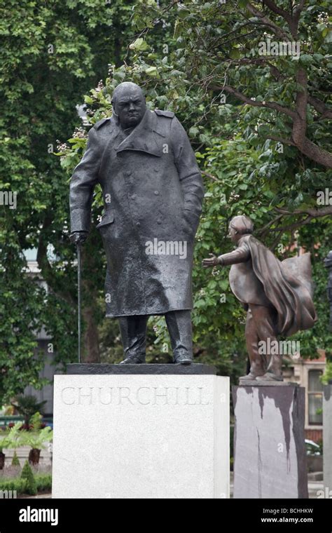 La Statue De Monsieur Winston Churchill Sur La Place Du Parlement