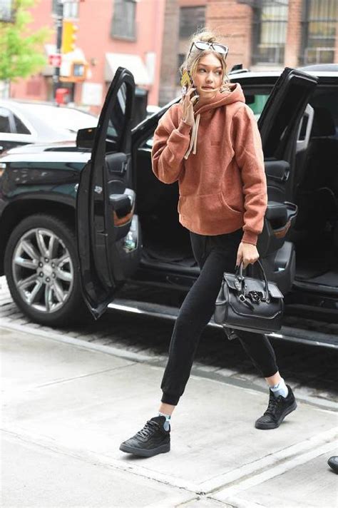 Comment Porter Un Sweat Capuche Femme 25 Look De Star