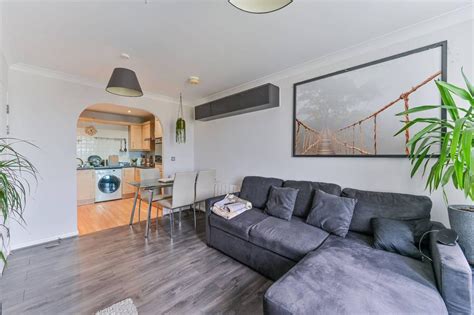 Solent Court Norbury London SW16 1 Bed Flat For Sale 210 000