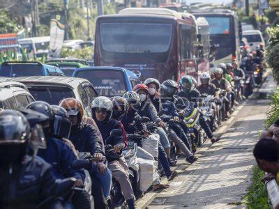 Kepadatan Jalur Wisata Puncak Bogor Jelang Libur Imlek Antara Foto