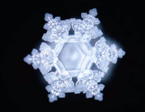 La fundación Sophia presenta una muestra fotográfica del japonés Emoto con imágenes de cristales ...