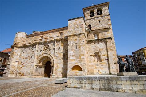 Fachada Principal De La Iglesia De San Juan Bautista En La Plaza Mayor