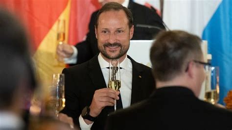 Haakon Von Norwegen Warum Er Nur Mit Vornamen Unterschreibt Bunte De