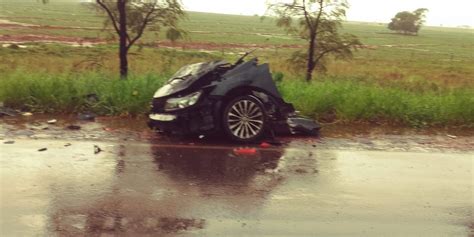 Carro Bate De Frente Carreta Parte Ao Meio E Motorista Morre