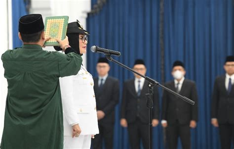 Gantikan Nashrudin Azis Eti Herawati Dilantik Sebagai Wali Kota