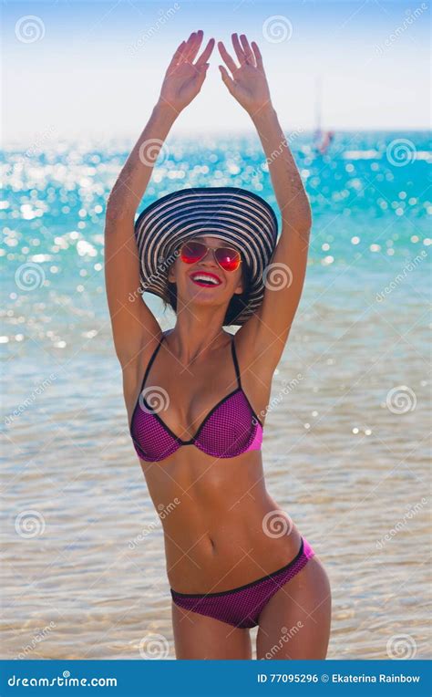 Mare Rosa Del Bikini Occhiali Da Sole Cappello Sorriso Fotografia