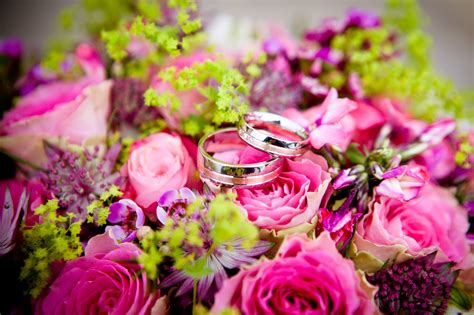 2000x1333 Bouquet Rings Wedding Roses Wallpaper Coolwallpapersme