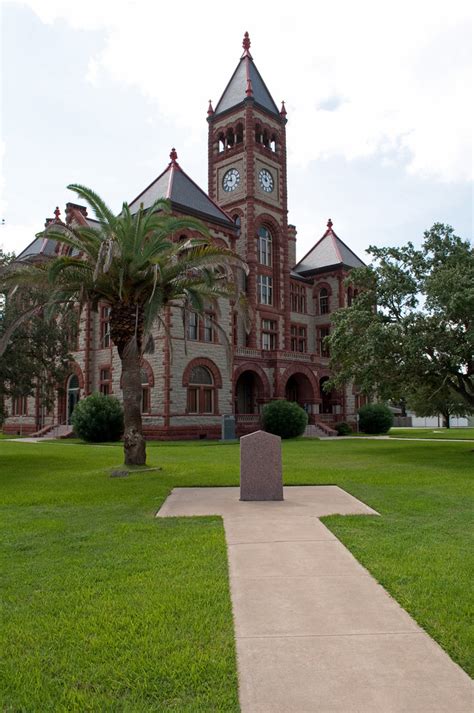 Dewitt County Courthouse The Dewitt County Courthouse In C Flickr