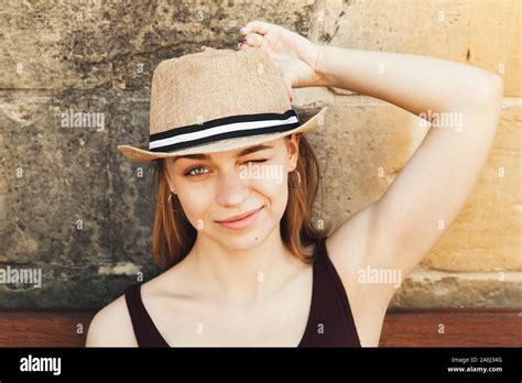 Fille Souriante Dans Un Chapeau De Paille Banque De Photographies Et D