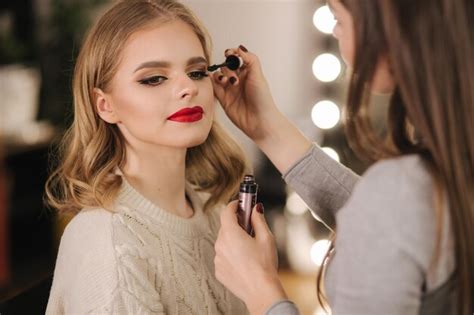 Maquilladora Trabaja En Estudio De Belleza Mujer Aplicando Por Maestro