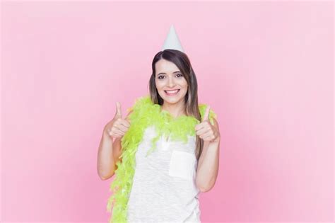 Retrato De Um Sorrindo Mulher Jovem Gesticule Polegares Cima