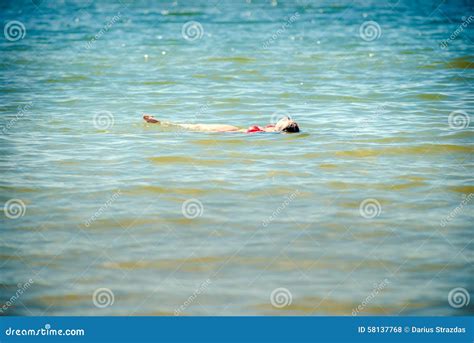 Ragazza Teenager In Acqua Fotografia Stock Immagine Di Bikini