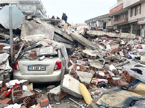 Deprem bölgesinde arama kurtarma çalışmaları sürüyor