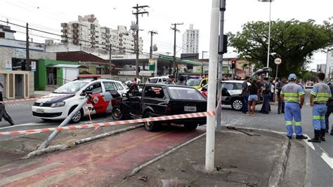 Motorista Perde O Controle Do Carro Derruba Postes E Atinge