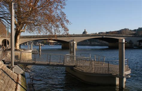 Embarcad Re Du Louvre Sur La Seine Paris Spielmann Chirino