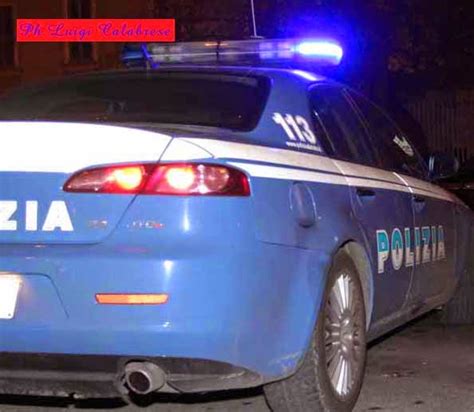 Luigi Calabrese Seminudo Minaccia Poliziotti Della Volante Arrestato