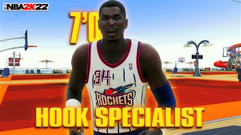 THE HOOK SPECIALIST HAKEEM OLAJUWON BUILD ON NBA 2K22 GAME BREAKING