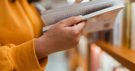 Una Joven Que Trabaja En Una Librería Recibe Una Nota De Un Cliente De 83 Años Y Su Mensaje