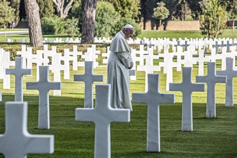 Il Papa Al Cimitero Militare Di Nettuno No Alla Violenza No Alla