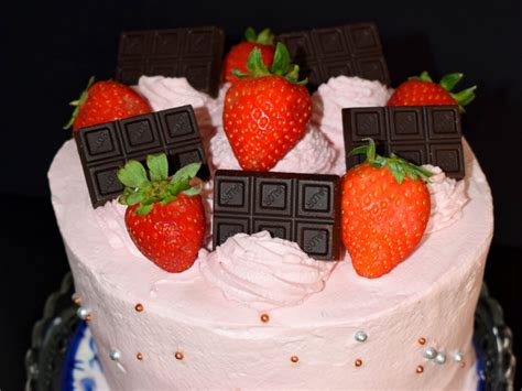 Compartir 77 imagen pasteles de chocolate con fresas para cumpleaños