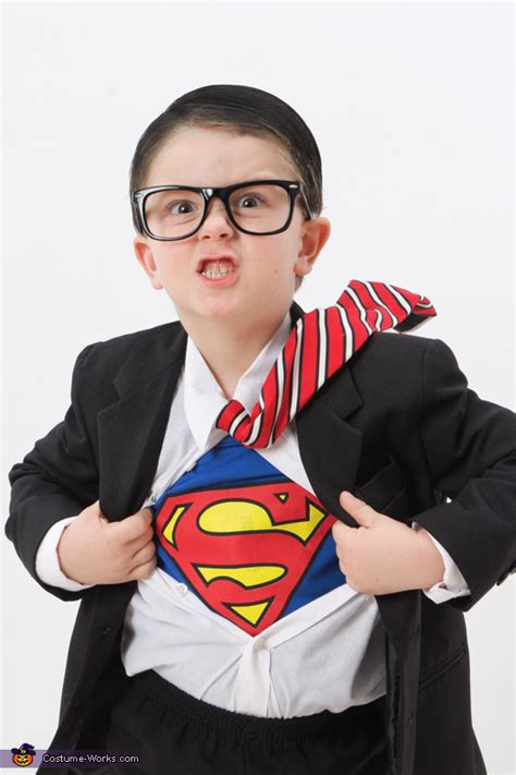 Clark Kent - Halloween Costume Idea for Boys - Photo 2/5