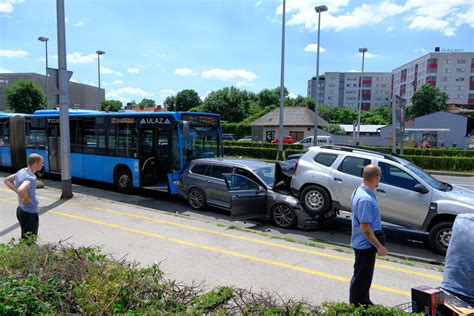 ZET-ov autobus naletio na nekoliko automobila - HRT