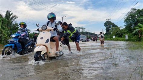 Jalan Pangkalpinang Toboali Banjir Sepanjang Meter Bikin Macet Lalu