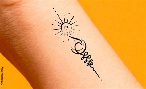 Tatuaje Unalome Con Luna Y Sol Cargado De Simbolismo Vibra