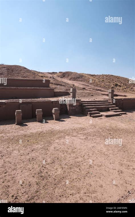 La Pirámide Akapana En El Complejo Arqueológico De Tiwanaku Bolivia