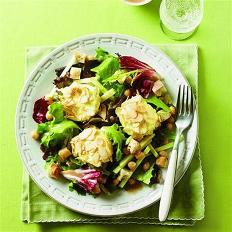 Salade de mesclun et de pêches vinaigrette au miel et à l estragon