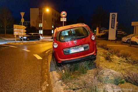 Pkw Landet Auf Stra Enbegrenzung Bei Kreisel Vogelsberger Zeitung