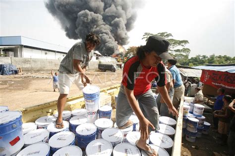 Pabrik Terbakar Antara Foto