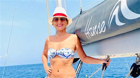 Heiß Claudia Obert 59 begeistert Fans mit Bikini Foto