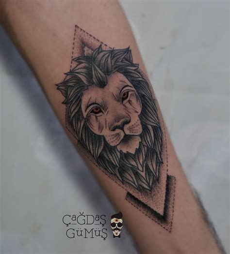 Lion tattoo aslan dövmesi geomteric tattoo dotwork tattoo Aslan