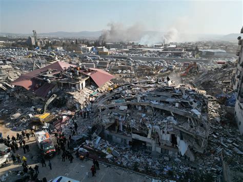 Un millón de turcos viven en refugios temporales tras el terremoto Vos TV