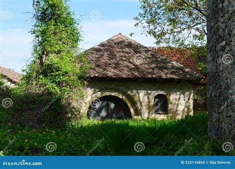 Antiga Casa De Pedra Abandonada Na Aldeia Imagem De Stock Imagem De