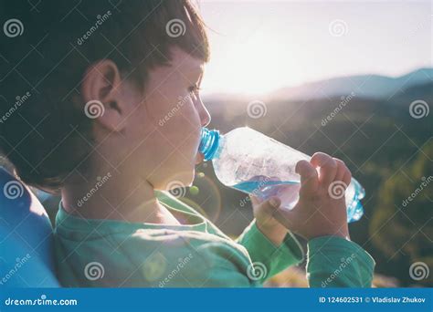 Un Enfant Boit L Eau D Une Bouteille Image Stock Image Du Enfant