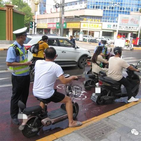 两个小时查处42起，井陉交警从“头”入手整治电动车违法行为头盔自行车进行