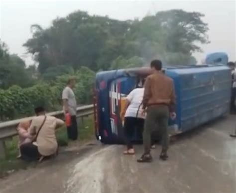 Rombongan Peziarah Asal Tangerang Kecelakaan Di Tol Tangerang Merak