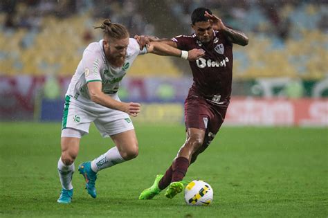 Lateral Esquerda Do Fluminense Ganha Disputa Em Reta Final De