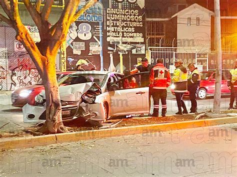 Accidente en Irapuato Conductora choca contra árbol y el auto queda