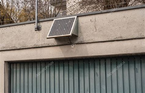 Un Peque O Colector Solar Instalado En Un Garaje Para La Carga De Veh