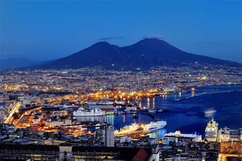 Vista Panorâmica De Nápoles E De Vesúvio Napoli Itália Foto De Stock