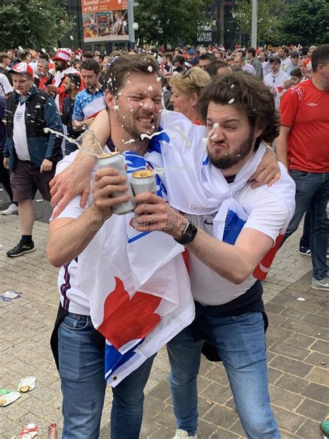 Englische Fans Mit Englischen Flaggen Im Wembley Stadion Vor Dem Spiel